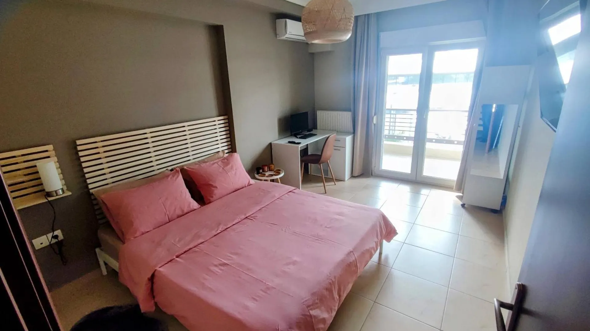 Cozy Apt! Friends & Family - Private Paid Parking Thessaloniki Apartment