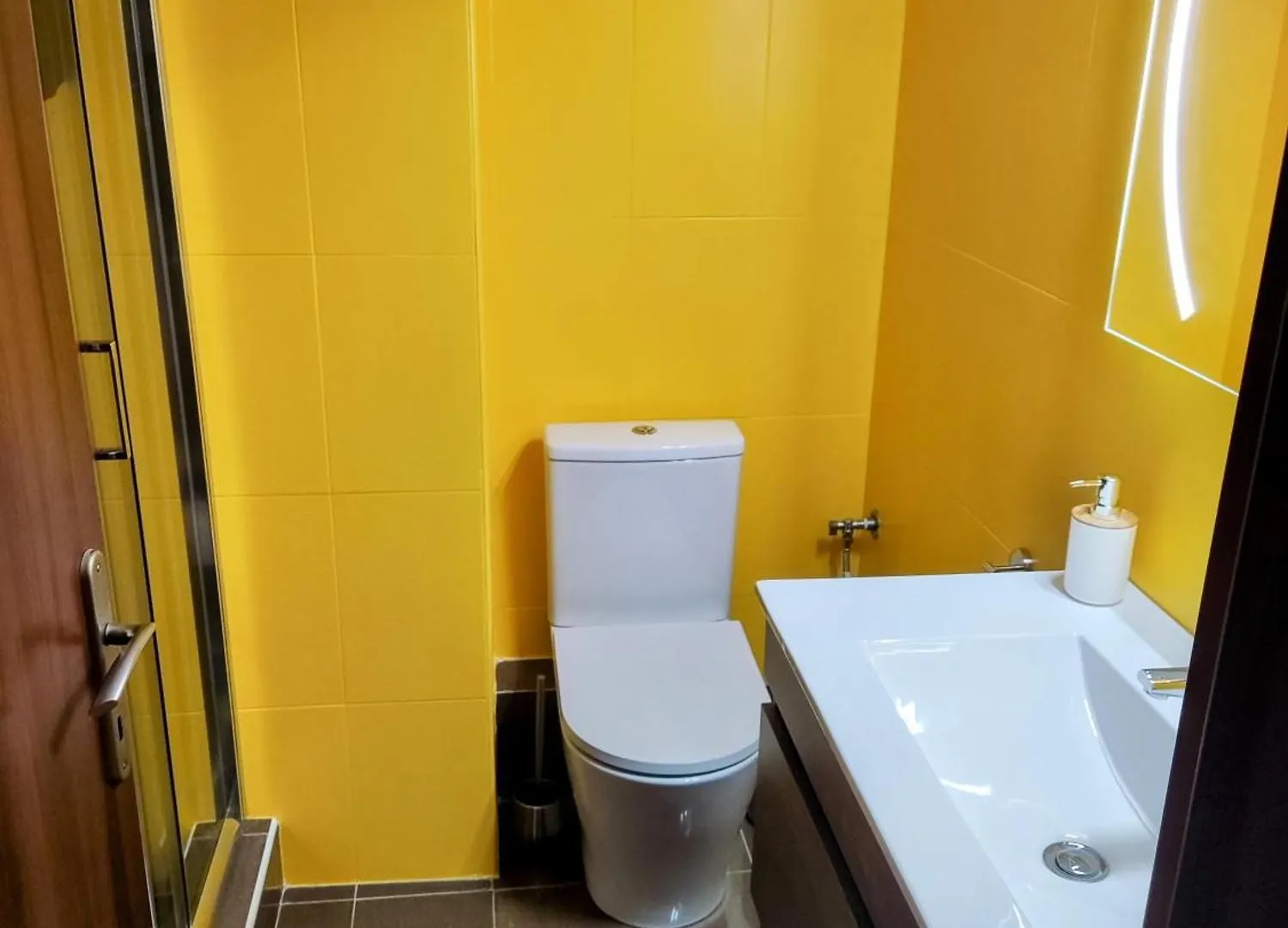 Cozy Apt! Friends & Family - Private Paid Parking Thessaloniki Apartment