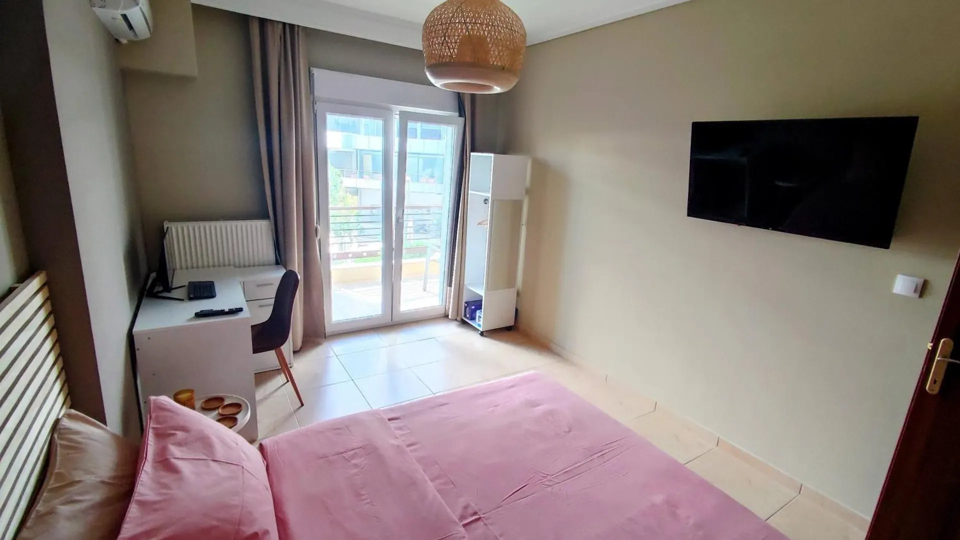Cozy Apt! Friends & Family - Private Paid Parking Thessaloniki Greece