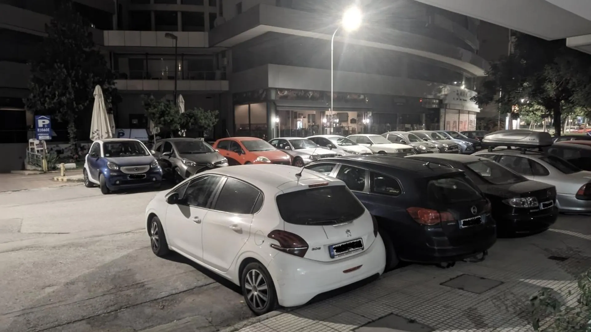 Cozy Apt! Friends & Family - Private Paid Parking Thessaloniki Apartment