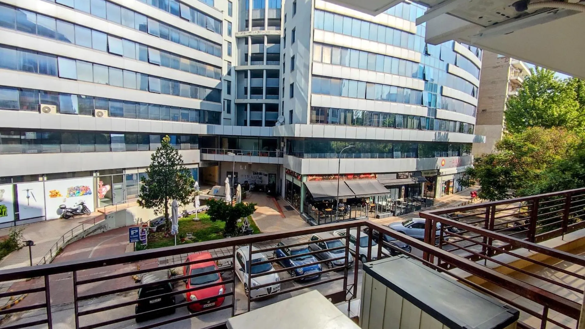 Cozy Apt! Friends & Family - Private Paid Parking Thessaloniki Apartment